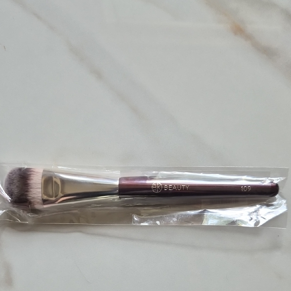 BK Beauty 109 Mini Contoured Foundation Brush